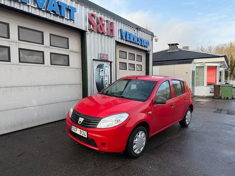 Röd Begagnad 2011 Dacia Sandero Halvkombi | 18 900 kr (Marknadspris) - Bild 1/4