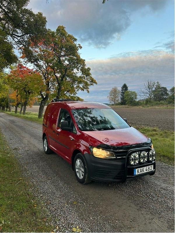 Röd Begagnad 2016 VW Caddy Minibuss | 90 000 kr (Marknadspris) - Bild 1/4