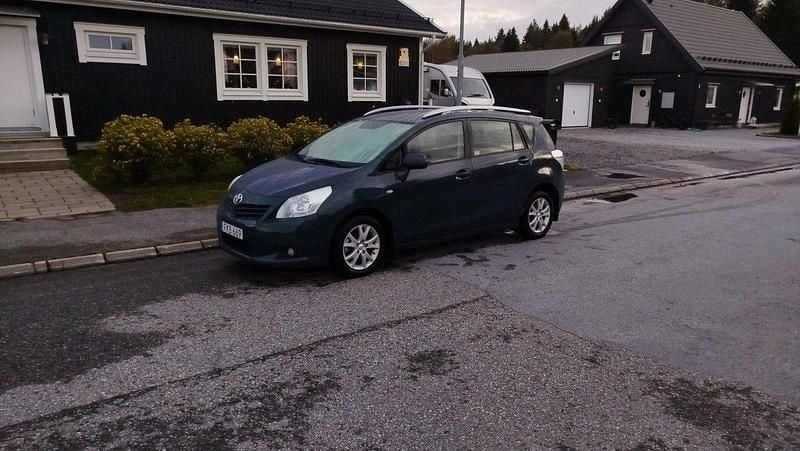 Blå Begagnad 2009 Toyota Verso Minibuss | 53 000 kr (Marknadspris) - Bild 1/4