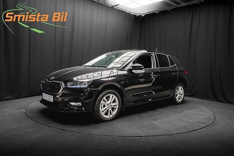 Svart Begagnad 2024 Skoda Fabia Halvkombi | 234 600 kr (Marknadspris) - Bild 1/3