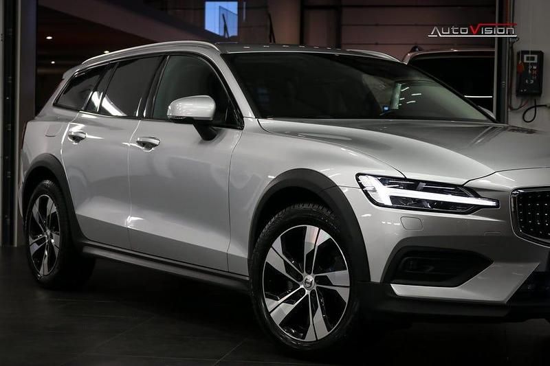 Begagnad Volvo V60 CC 190 HK (139 kW) 2019 Silver Kombi