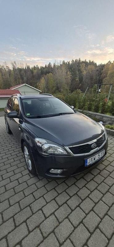 Grå Begagnad 2010 Kia Ceed Sportswagon EX Kombi | 45 000 kr (Marknadspris) - Bild 1/4