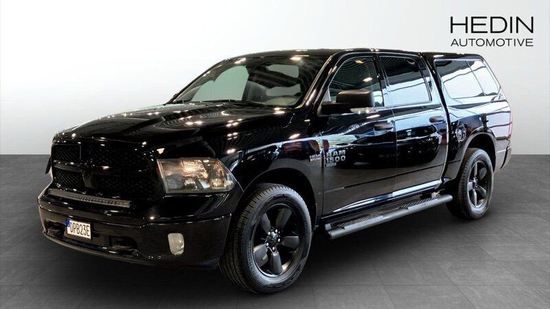 Svart (black) Begagnad 2022 RAM 1500 Pickup | 549 000 kr - Bild 1/4