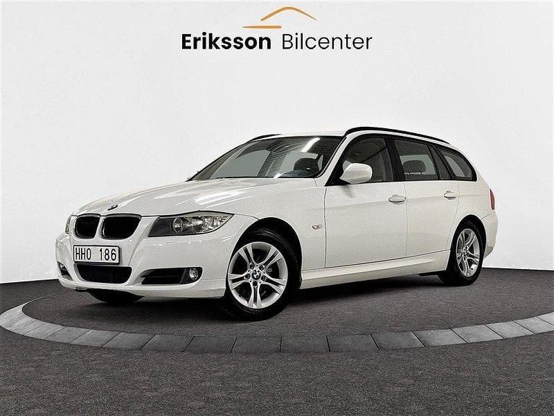 Vit Begagnad 2010 BMW 318 Comfort Edition Kombi | 69 900 kr (Marknadspris) - Bild 1/4