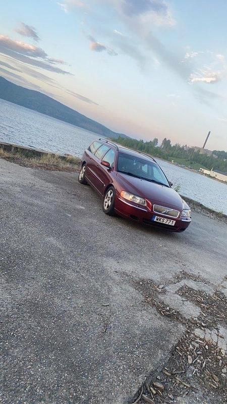 Röd Begagnad 2005 Volvo V70 Summum Kombi | 14 000 kr (Superpris) - Bild 1/3