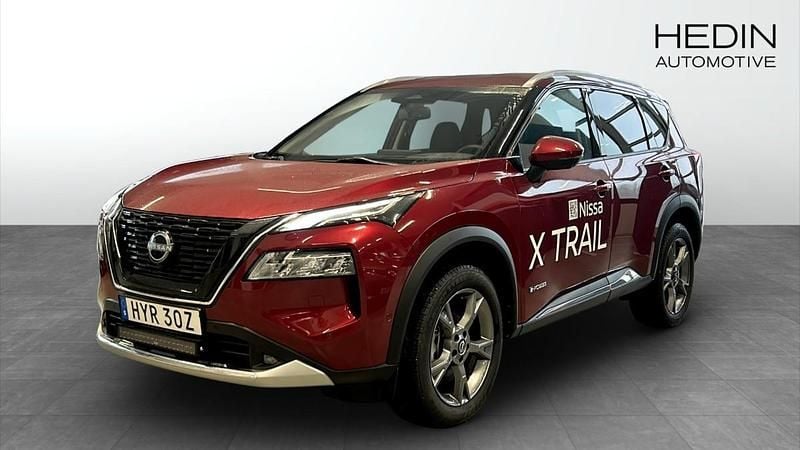 Röd (red) Ny 2025 Nissan X-Trail Tekna SUV | 523 900 kr (Marknadspris) - Bild 1/4