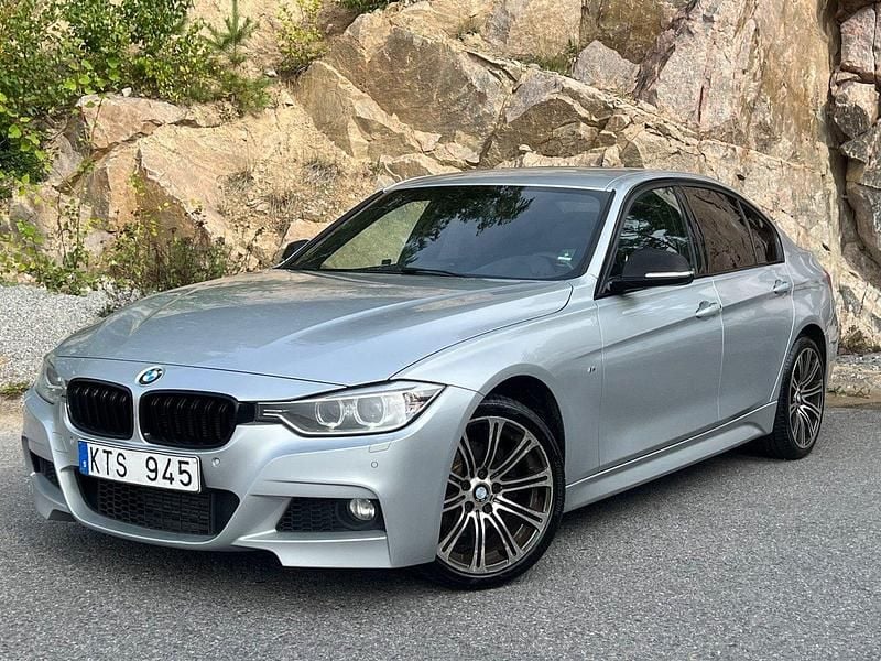 Silver Begagnad 2014 BMW 320 M Sport Sedan | 184 700 kr (Marknadspris) - Bild 1/4