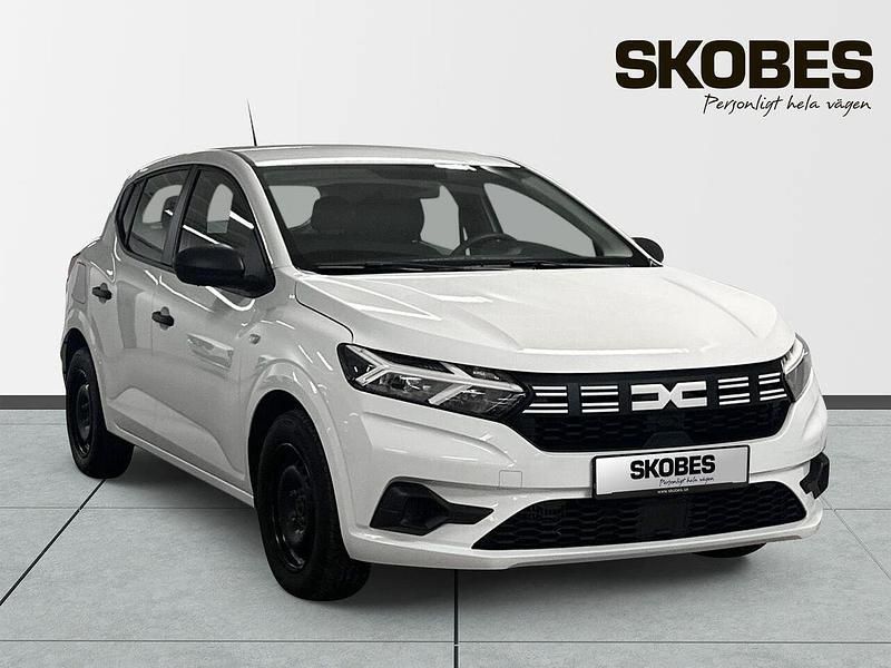 Vit Begagnad 2023 Dacia Sandero Essentiel Halvkombi | 129 400 kr (Marknadspris) - Bild 1/3