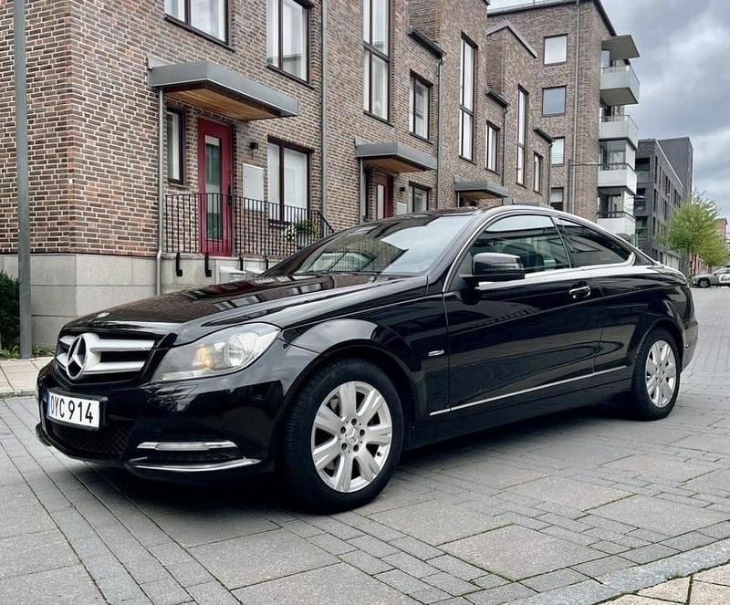 Svart Begagnad 2012 Mercedes C220 Sportkupé | 89 999 kr (Marknadspris) - Bild 1/4