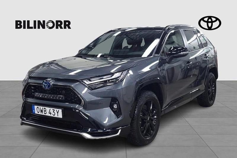 Grå Begagnad 2025 Toyota RAV4 Premium SUV | 559 900 kr (Marknadspris) - Bild 1/4