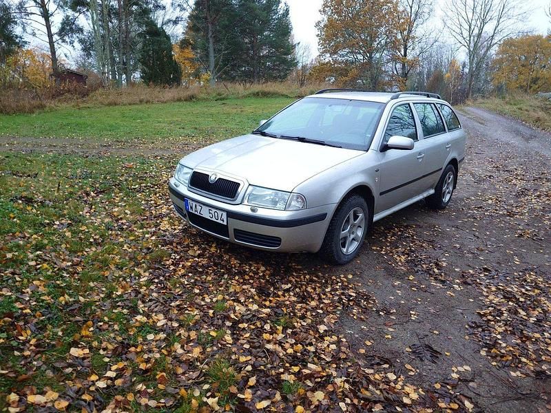 Silver Begagnad 2004 Skoda Octavia Tour Kombi | 19 000 kr (Marknadspris) - Bild 1/4