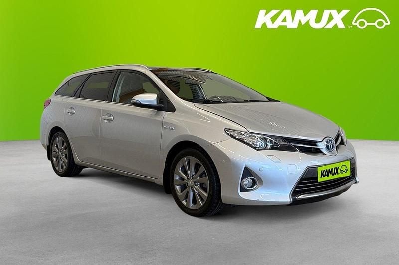 Silver/grå Begagnad 2014 Toyota Auris Touring Sports Executive Kombi | 137 800 kr (Marknadspris) - Bild 1/4