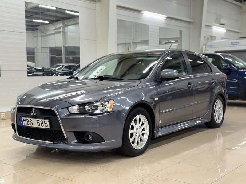 Grå Begagnad 2011 Mitsubishi Lancer Sportback Halvkombi | 64 900 kr (Marknadspris) - Bild 1/4
