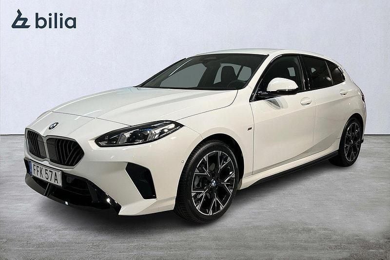 Vit Begagnad 2024 BMW 120 M Sport Halvkombi | 379 400 kr (Lite dyr) - Bild 1/4