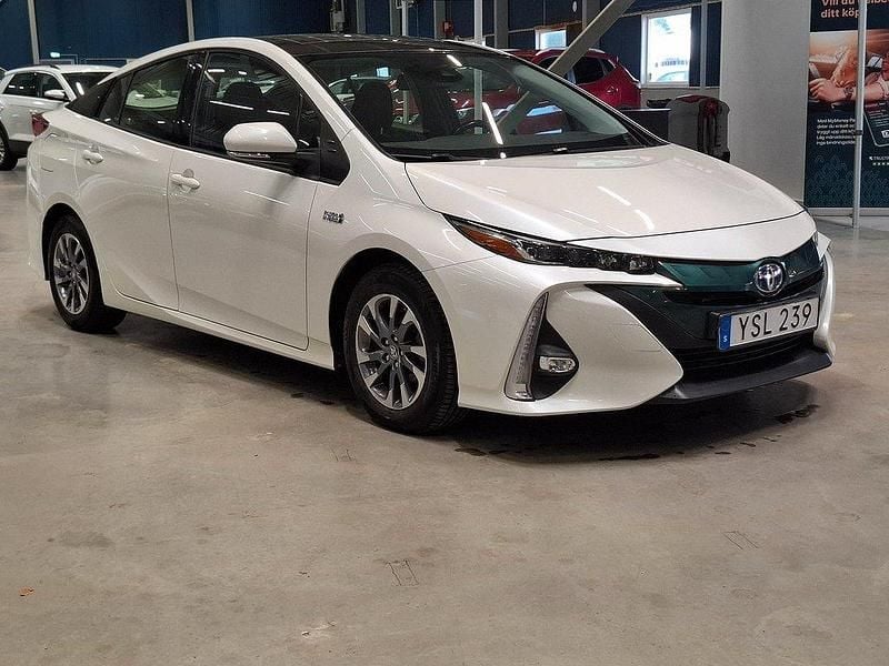 Vit Begagnad 2018 Toyota Prius Plug-in Hybrid Executive Halvkombi | 239 900 kr (Dyr) - Bild 1/4