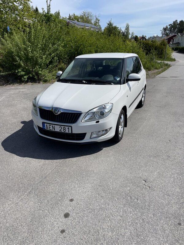 Vit Begagnad 2012 Skoda Fabia Elegance Halvkombi | 37 000 kr (Bra pris) - Bild 1/4
