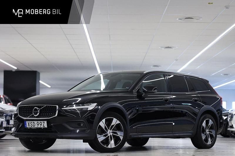Svart Begagnad 2021 Volvo V60 CC Kombi | 339 900 kr - Bild 1/3