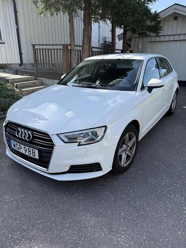 Vit Begagnad 2020 Audi A3 Sportback Proline Halvkombi | 190 000 kr (Marknadspris) - Bild 1/4