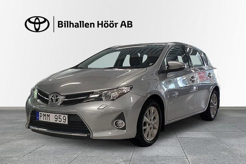 Ljusgrå Begagnad 2012 Toyota Auris Active Halvkombi | 129 900 kr (Marknadspris) - Bild 1/3