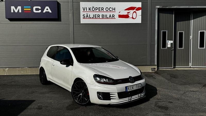 Vit Begagnad 2010 VW Golf VI Sport Halvkombi | 97 900 kr (Marknadspris) - Bild 1/4