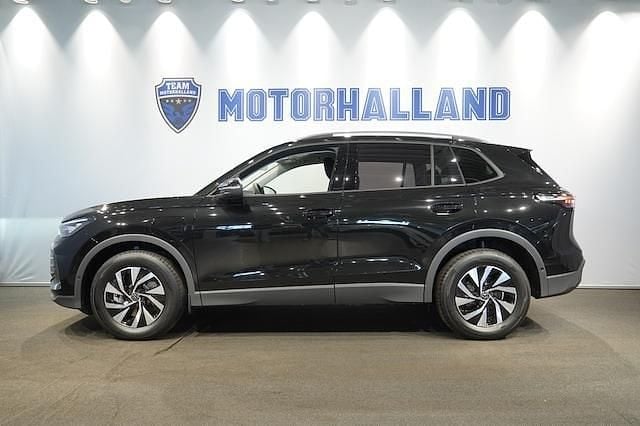 Svart Ny 2025 VW Tiguan Life SUV | 499 000 kr (Superpris) - Bild 1/4