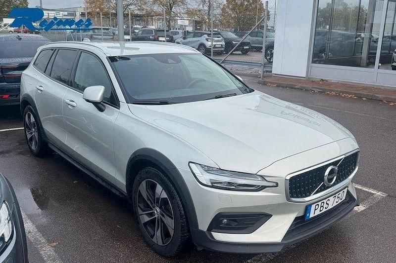 Vit Begagnad 2022 Volvo V60 CC Kombi | 314 800 kr (Marknadspris) - Bild 1/1