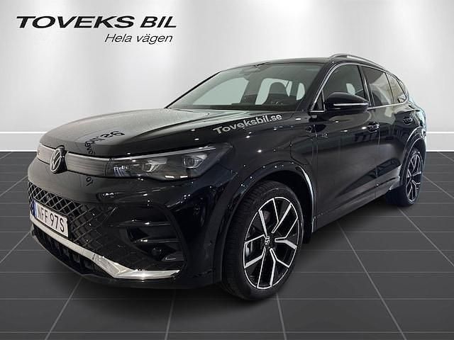 Svart (grenadilla black metallic) Begagnad 2025 VW Tiguan R-line SUV | 599 900 kr - Bild 1/4