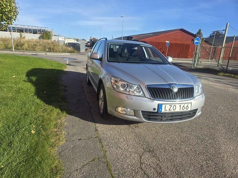 Silver Begagnad 2012 Skoda Octavia Kombi | 39 900 kr (Superpris) - Bild 1/4