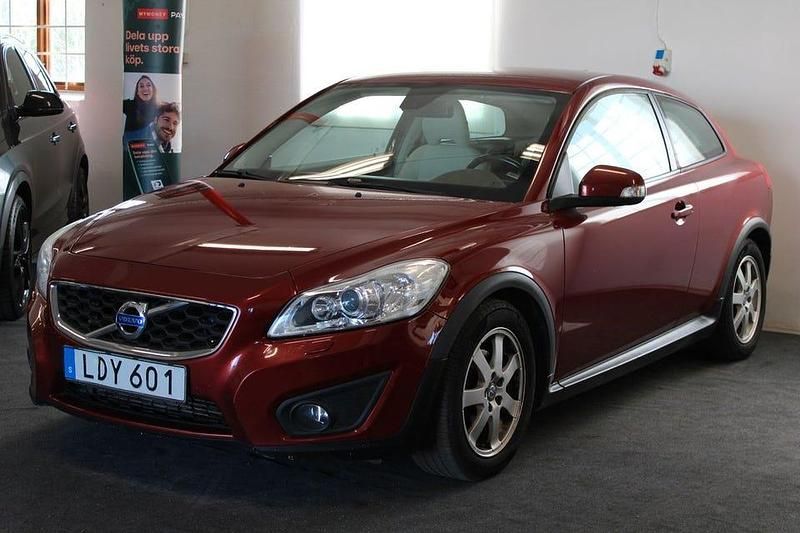 Röd Begagnad 2011 Volvo C30 Momentum Halvkombi | 69 900 kr (Marknadspris) - Bild 1/4