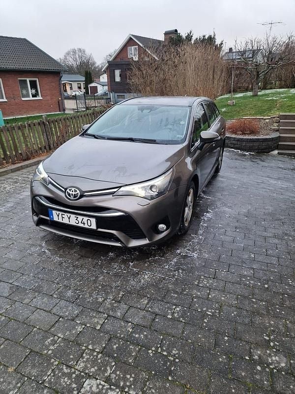 Begagnad 2016 Toyota Avensis Multidrive S Kombi | 169 500 kr (Marknadspris) - Bild 1/4