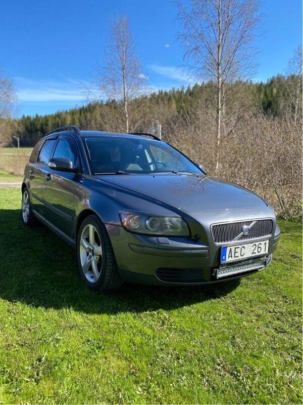 Grå Begagnad 2007 Volvo V50 Kinetic Kombi | 10 000 kr (Superpris) - Bild 1/4