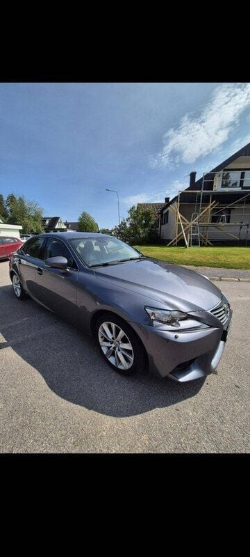 Grå Begagnad 2014 Lexus IS300h Executive Line Sedan | 165 000 kr (Bra pris) - Bild 1/4