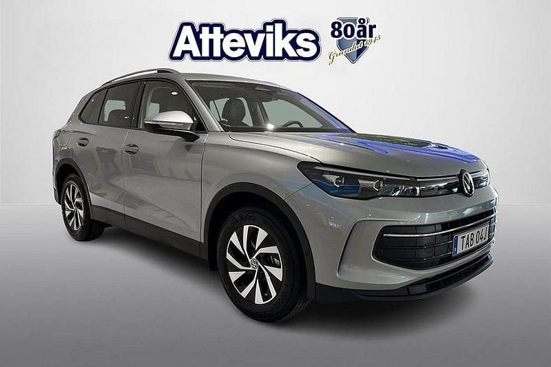 Silver Ny 2025 VW Tiguan Life SUV | 442 500 kr (Marknadspris) - Bild 1/4