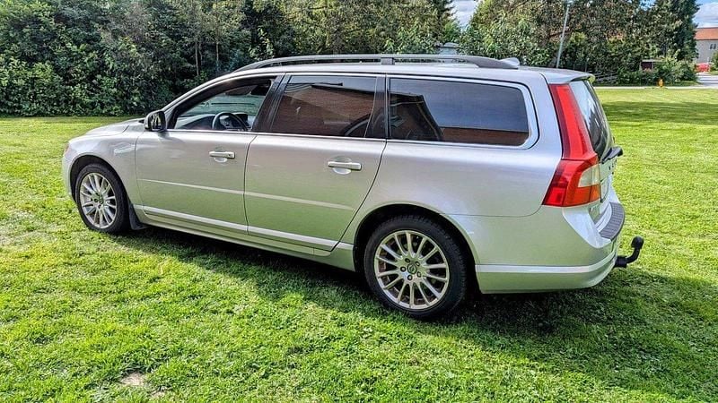 Grå Begagnad 2012 Volvo V70 Momentum Kombi | 83 000 kr (Marknadspris) - Bild 1/4