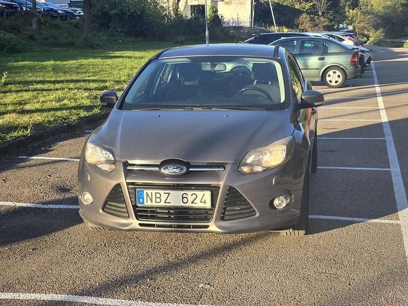 Brun Begagnad 2013 Ford Focus Titanium Halvkombi | 50 000 kr (Marknadspris) - Bild 1/4