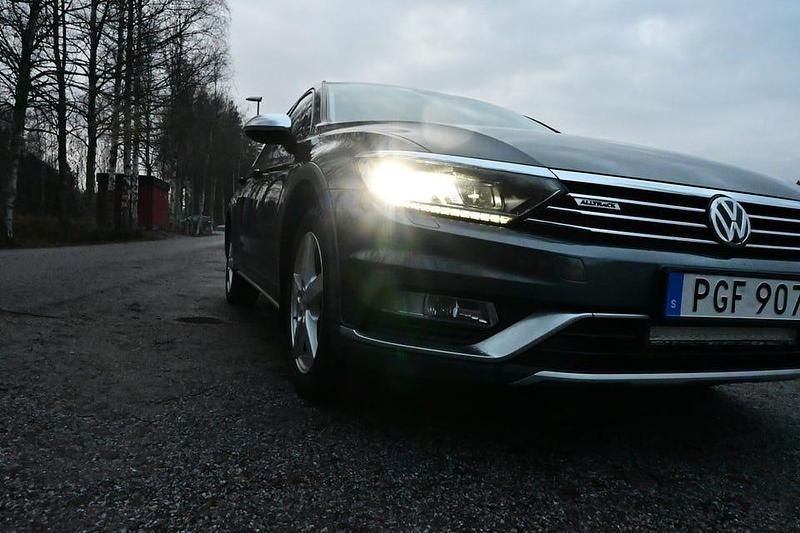 Mörkgrå metallic Begagnad 2017 VW Passat Alltrack Kombi | 187 500 kr (Marknadspris) - Bild 1/4