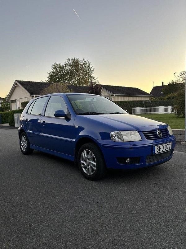 Blå Begagnad 2001 VW Polo Comfortline Halvkombi | 19 900 kr (Marknadspris) - Bild 1/4