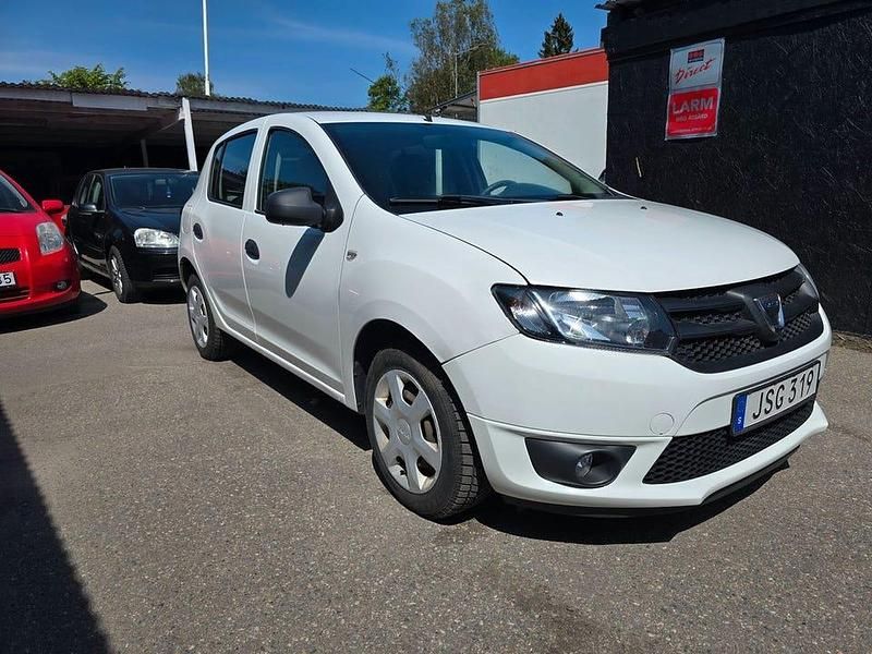 Vit Begagnad 2016 Dacia Sandero Halvkombi | 44 900 kr (Bra pris) - Bild 1/4