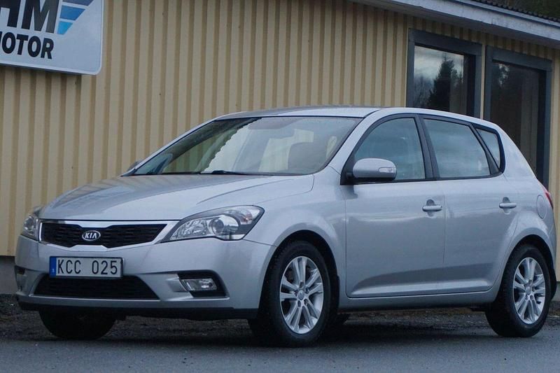 Silver Begagnad 2010 Kia Ceed Halvkombi | 64 900 kr (Marknadspris) - Bild 1/4