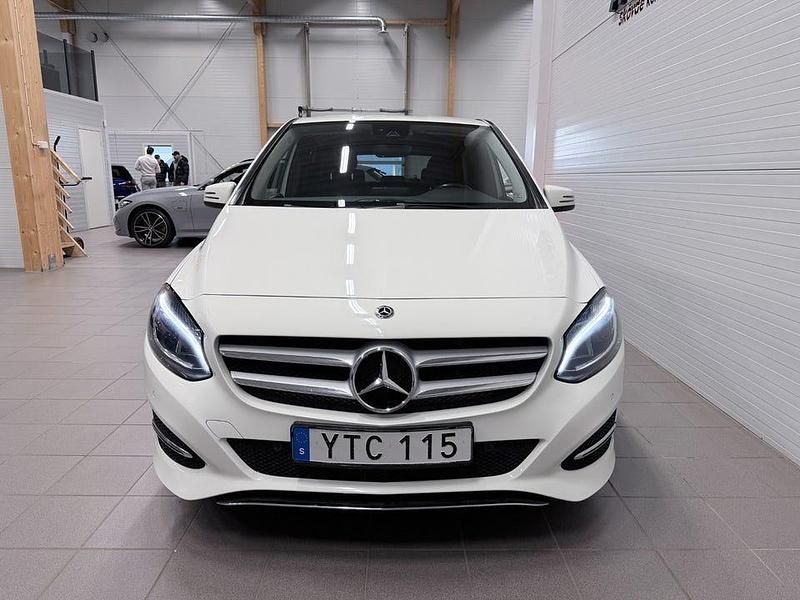 Begagnad Mercedes B200 Urban 156 HK (114 kW) 2019 Vit Minibuss