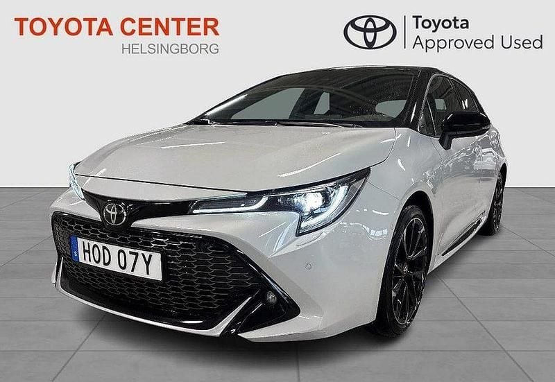 Grå Begagnad 2022 Toyota Corolla Hybrid Plus Halvkombi | 309 900 kr (Marknadspris) - Bild 1/3