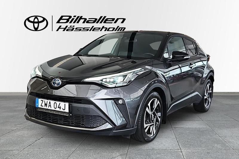 Mörkgrå (grå) Begagnad 2022 Toyota C-HR Edition SUV | 319 900 kr (Dyr) - Bild 1/4