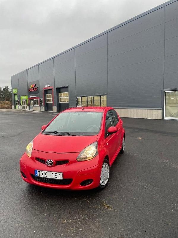 Röd Begagnad 2009 Toyota Aygo Halvkombi | 60 000 kr (Marknadspris) - Bild 1/4