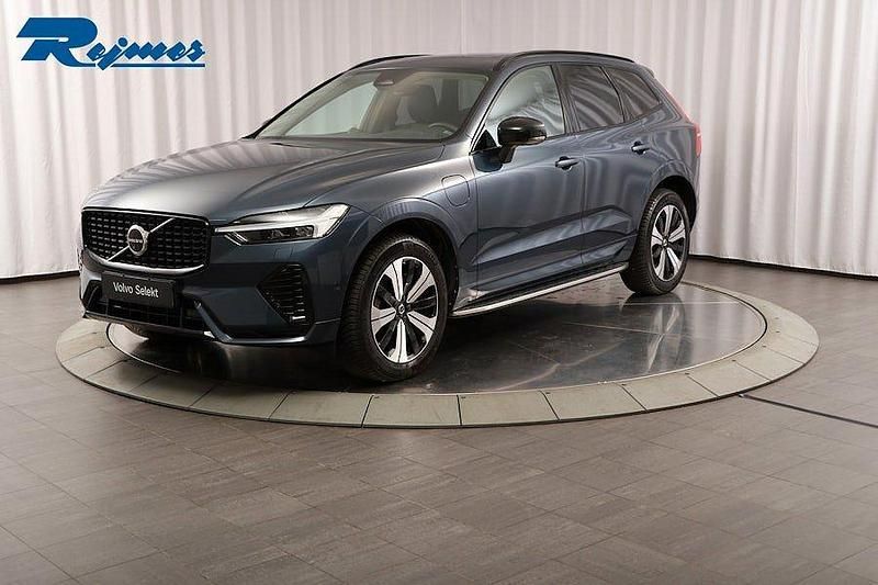 Mörkblå (denim blue metallic) Begagnad 2023 Volvo XC60 Plus SUV | 539 900 kr (Dyr) - Bild 1/4