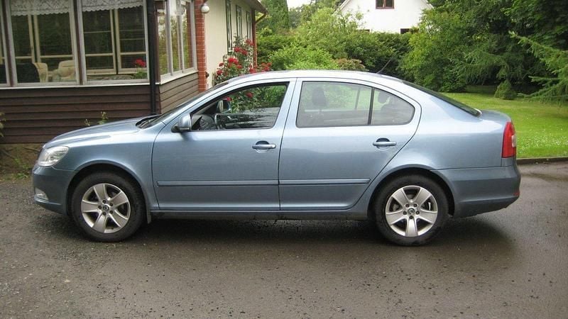 Ljusgrå Begagnad 2008 Skoda Octavia Elegance Halvkombi | 51 900 kr (Marknadspris) - Bild 1/3