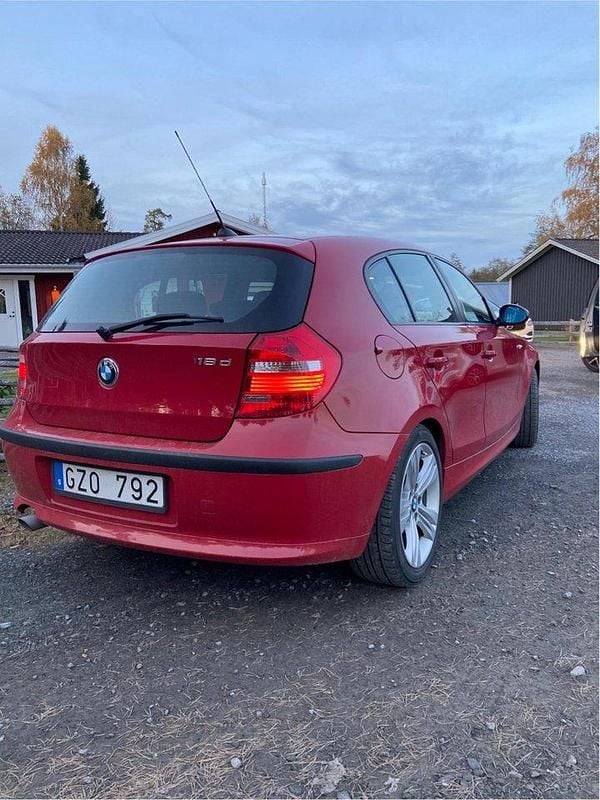 Röd Begagnad 2008 BMW 118 Advantage Halvkombi | 35 000 kr (Superpris) - Bild 1/2