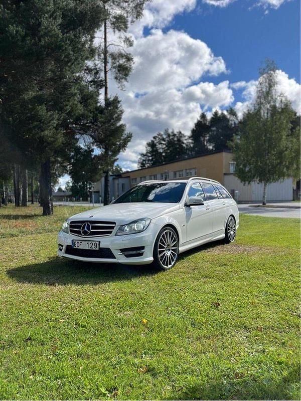 Vit Begagnad 2012 Mercedes C200 AMG Kombi | 90 000 kr (Marknadspris) - Bild 1/4