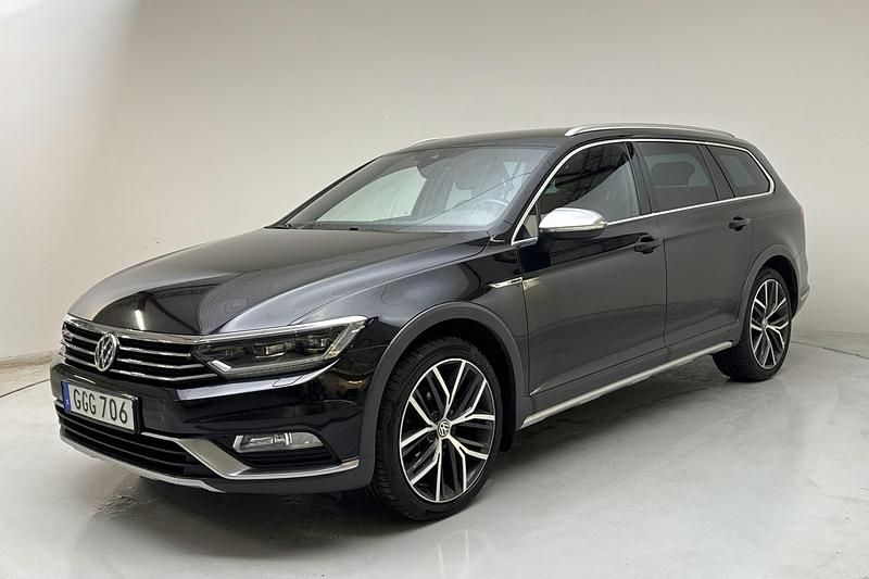 Svart Begagnad 2018 VW Passat Executive Sedan | 172 000 kr (Marknadspris) - Bild 1/4