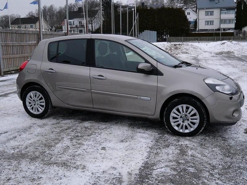 Begagnad Renault Clio IV 88 HK (64 kW) 2012 Halvkombi