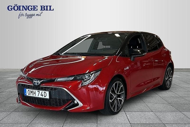 Röd Begagnad 2019 Toyota Corolla Hybrid Executive Halvkombi | 250 000 kr (Marknadspris) - Bild 1/3